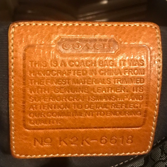 I’m selling a medium coach hobos style hand bag mint condition - Picture 3 of 4